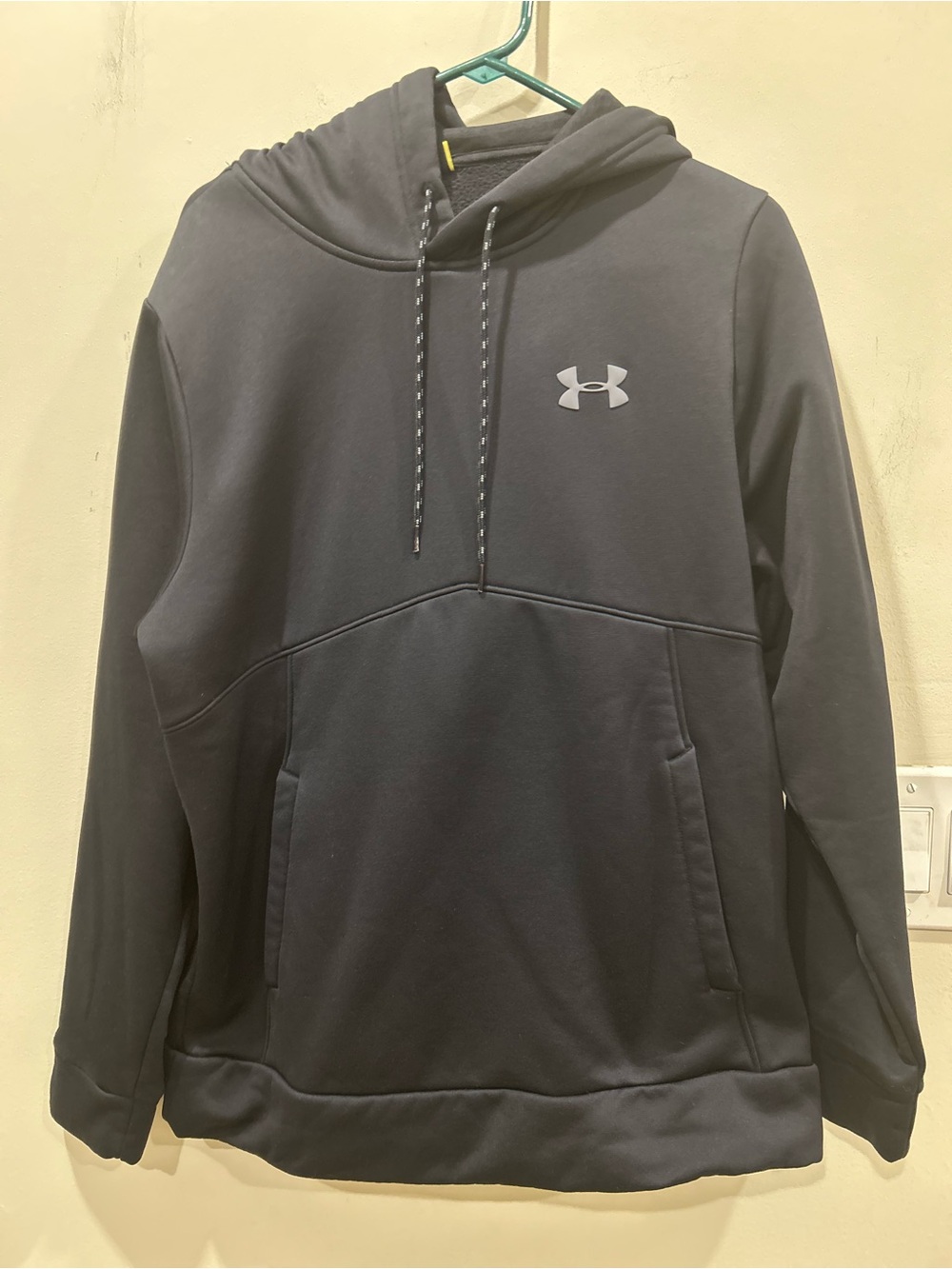Under Armour Men’s Black Pullover oversized Hoodie. Size Medium